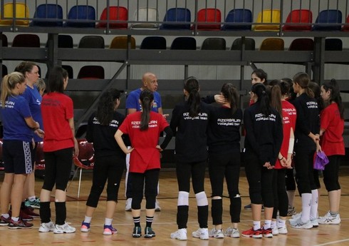 18 yaşadək voleybolçulardan ibarət Azərbaycan millisi ilk oyunda məğlub olub