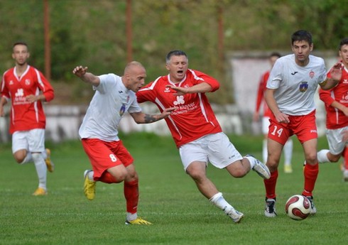 53 yaşlı oynayan məşqçi çempionat oyununda qol vurub