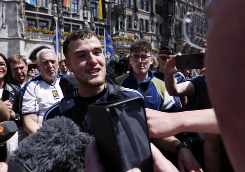 AVRO-2024: Şotlandiyalı azarkeş açılış matçını izləmək üçün piyada 42 gün yol qət edib