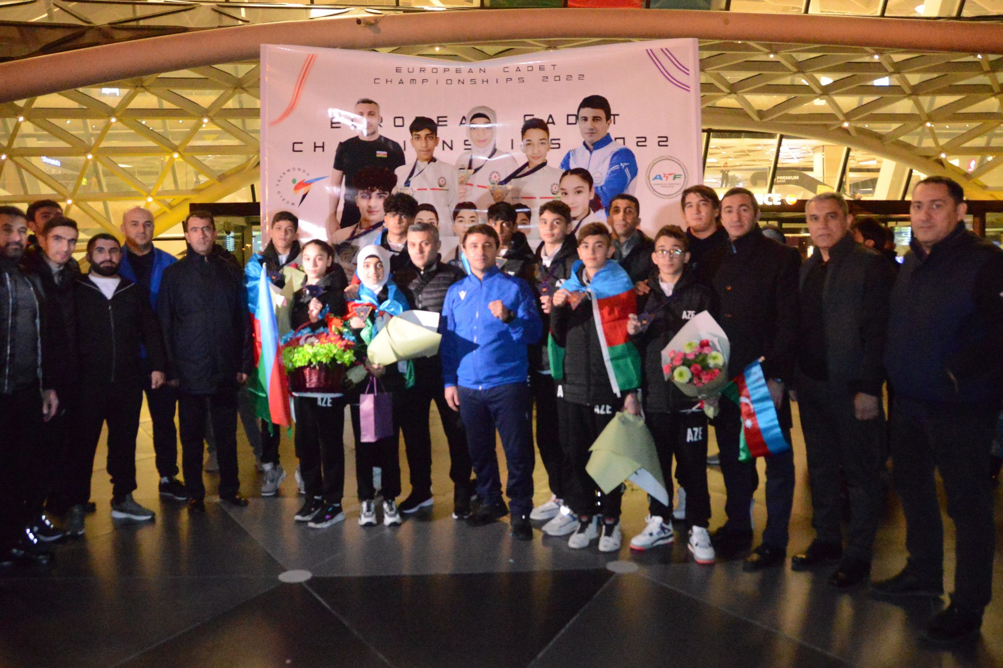 Avropa birinciliyində rekord vuran Azərbaycan taekvondoçuları Bakıya qayıdıb - FOTOLENT