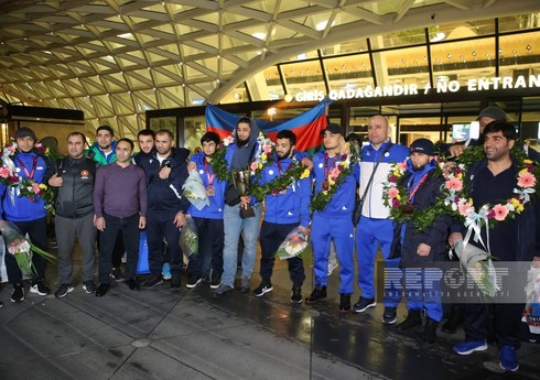 Avropa çempionatında 7 medal qazanan sərbəst güləşçilərimiz Vətənə qayıdıblar