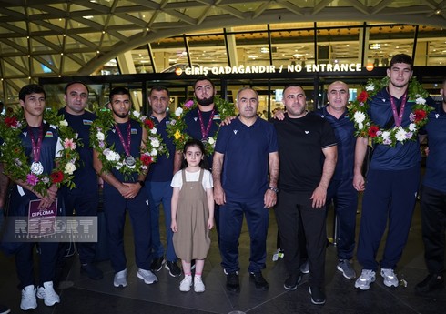 Avropa çempionatında komanda hesabında birinci olmuş Azərbaycan güləşçiləri Vətənə qayıdıb