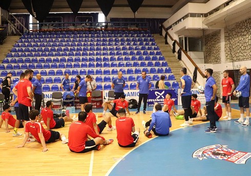 Azərbaycan millisi Rumıniya ilə oyunun hazırlığını Bizauda davam etdirir