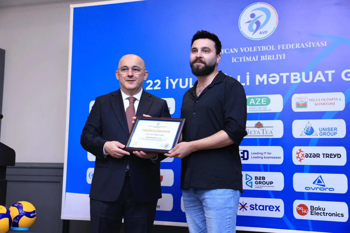Azərbaycan Voleybol Federasiyası APA-nı təltif edib - FOTO