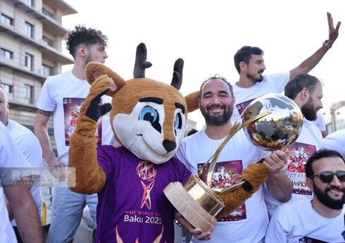 Azərbaycanın minifutbol millisinin dünya çempionu olması münasibətilə Bakıda şəhər turu keçirilir