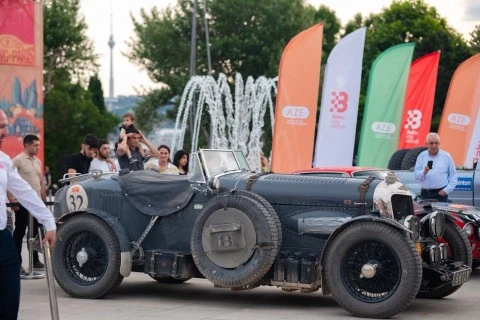 Bakıda nadir klassik avtomobillərin sərgisi davam edir