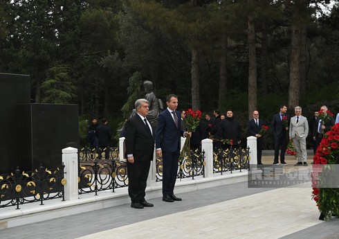 "Barselona" prezidenti Heydər Əliyevin məzarını ziyarət edib