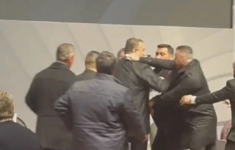 “Beşiktaş” konqresində gərginlik - KEÇMİŞ PREZİDENT YUMRUQLANDI - VİDEO