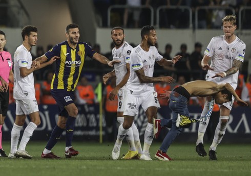 "Beşiktaş"ın futbolçuları oyundan sonra azarkeşin hücumuna məruz qalıb