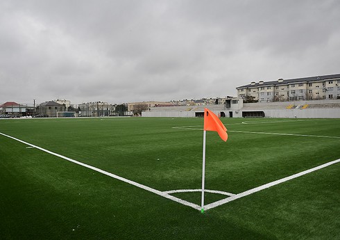 Binə qəsəbə stadionunda süni ot örtüyünün yenilənməsi işləri başa çatıb