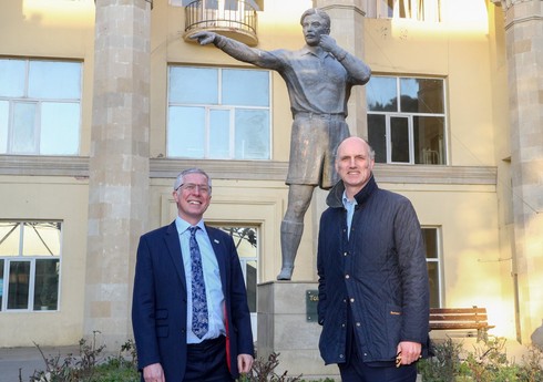 Britaniyalı nazir və səfir Tofiq Bəhramovun abidəsini ziyarət edib