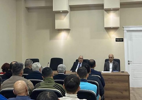 Cavid Qurbanov məşqçilərlə görüşüb