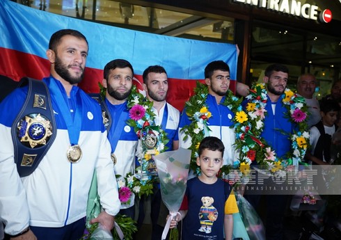 Dünya çempionatında tarixi uğur qazanmış Azərbaycan güləşçiləri Vətənə qayıdıb   