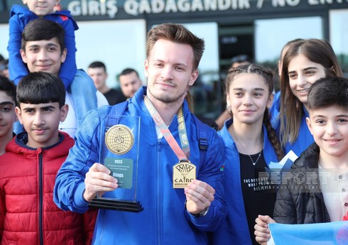 Dünya Kubokunda qızıl medal qazanan Azərbaycan gimnastı Vətənə qayıdıb