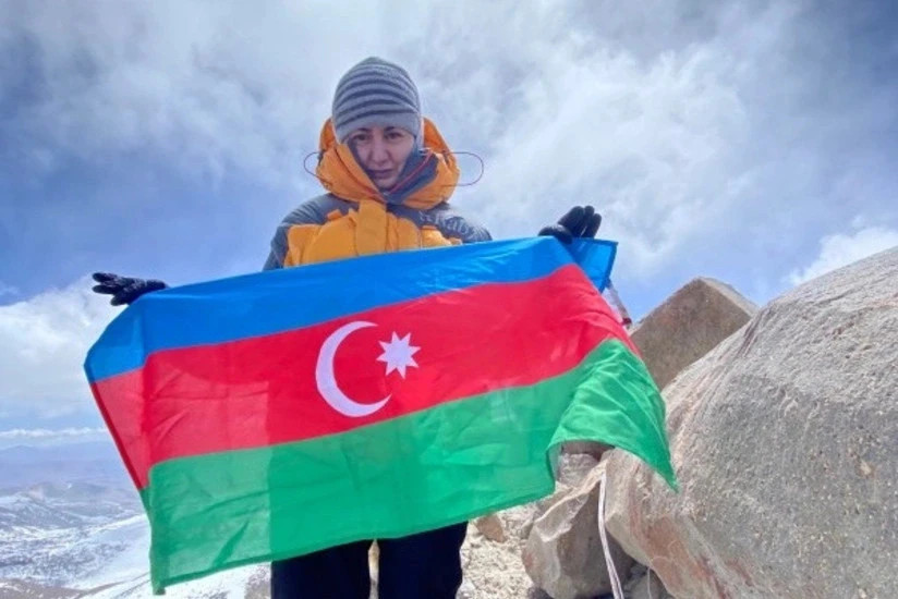 Elmira Aslanova Antarktidanın ən yüksək zirvəsini fəth edib - FOTO