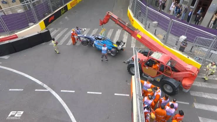 “Formula 2”də zəncirvarı qəza – Sprintin sonunda xaos
