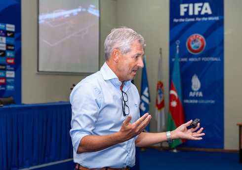 Frank De Blekere Premyer Liqada çıxış edən klubların rəsmiləri ilə görüşüb