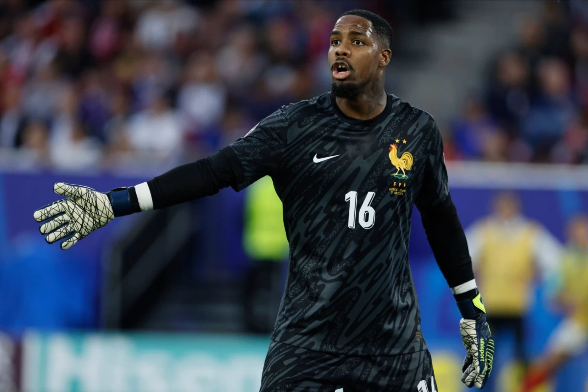 Fransa millisinin qolkiperi "Çelsi" yolunda