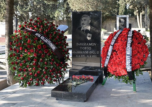 Futbol ictimaiyyətinin nümayəndələri Tofiq Bəhramovun məzarını ziyarət ediblər