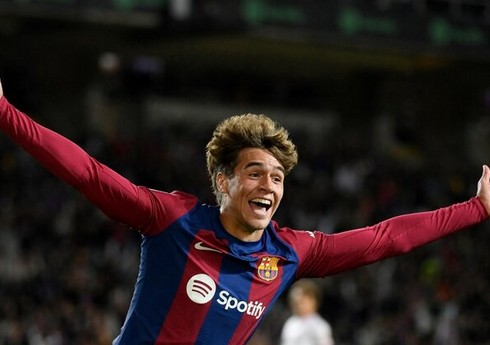 Gənc futbolçu “Barselona”nın tarixinə düşüb