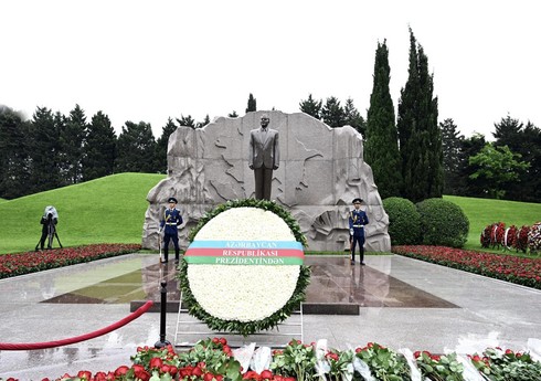 İdman ictimaiyyəti Heydər Əliyevin məzarını ziyarət edib