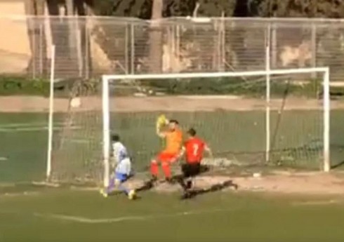 İtaliya futbolunda qeyri-adi hadisə: Hakim kənara vurulan topu qol kimi qeydə alıb