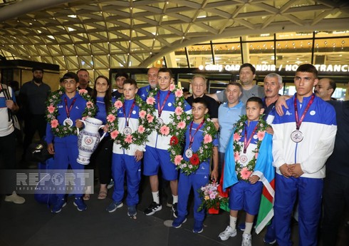 İtaliyada güləş üzrə Avropa çempionu olan Azərbaycan millisi Vətənə qayıdıb