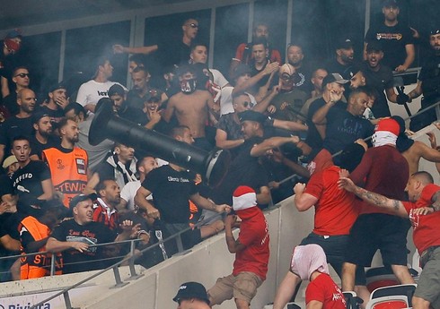 Konfrans Liqasının oyunu azarkeşlərin kütləvi davasına görə gec başlayıb