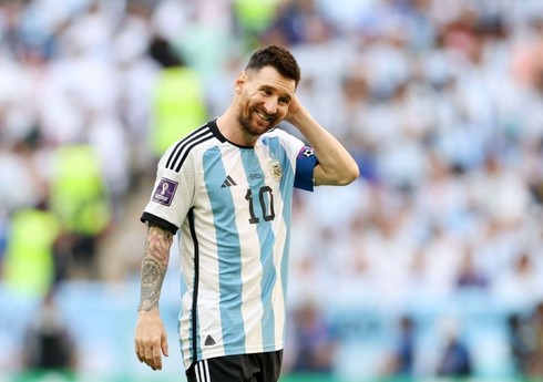 Kurasao millisinin bütün futbolçuları və baş məşqçisi Messidən forma istəyib