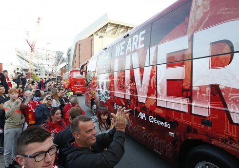 “Liverpul”un avtobusuna hücum olub, klub əməkdaşı xəsarət alıb