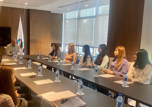 Mahir Məmmədov Avropa çempionatında medal qazanan qadın şahmatçılarla görüşüb