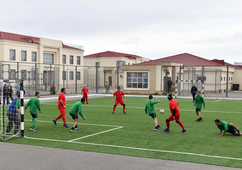Məhbuslarla futbol veteranları arasında yoldaşlıq oyunu keçirilib