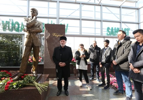 Memorial iştirakçıları Vüqar Həşimovun məzarını ziyarət ediblər