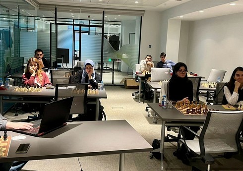 Məşhur şahmatçı Azərbaycan millisinin üzvləri ilə görüşüb