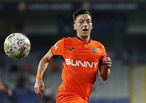 Mesut Özil karyerasını başa vurub