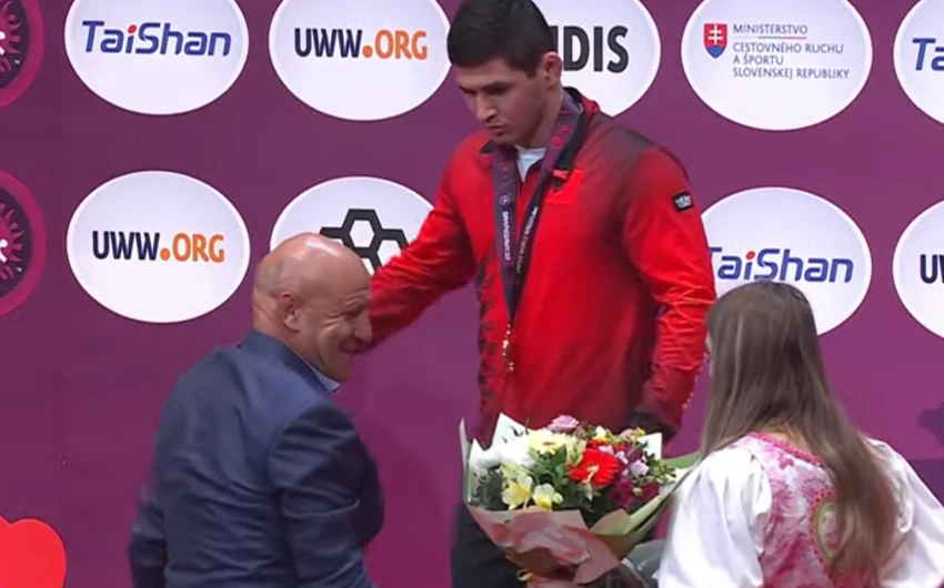 Mükafatlandırma mərasimində qalmaqal: Medalı elə taxdı ki... - VİDEO