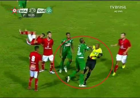 Paraqvayda polis hakimə hücum edən futbolçulara atəş açıb