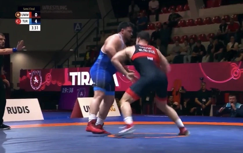 Qalmaqal: TÜRK GÜLƏŞÇİYƏ ŞİLLƏ VURDU, DİSKVALİFİKASİYA EDİLDİ - VİDEO