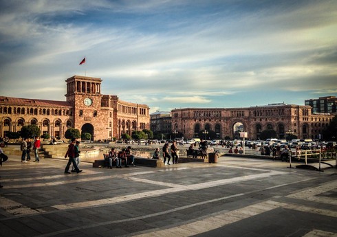 QHT-lərdən ictimaiyyətə müraciət: “Məsul şəxsin bayrağı təhqir edən barbar hərəkəti iyrənclikdən başqa bir şey deyil”