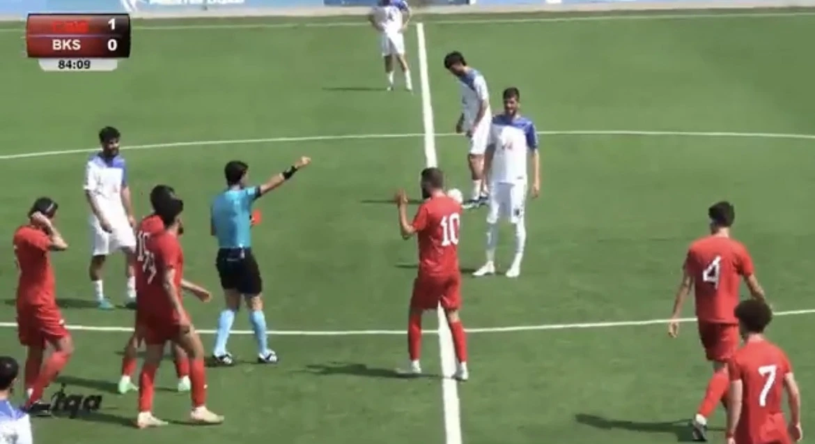 Qol vurdu, hərəkət göstərdi, qırmızı aldı - HƏTTA TƏƏCCÜBLƏNDİ