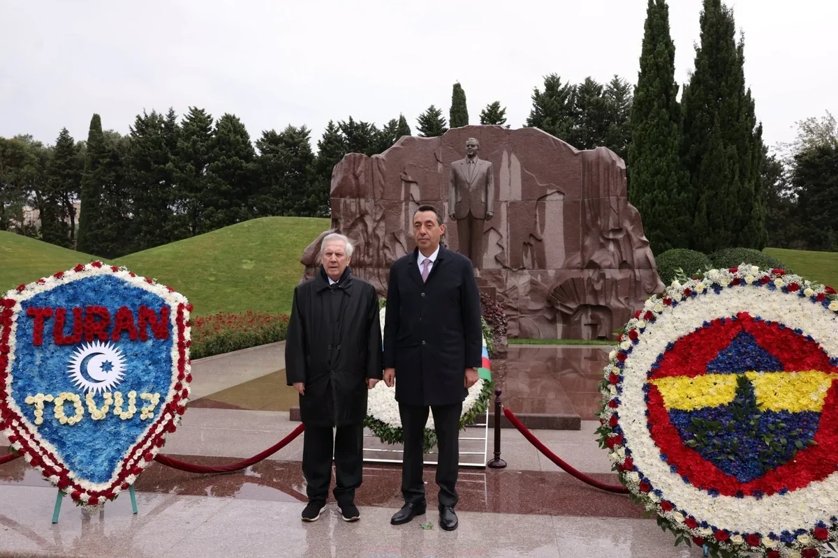 "Fənərbaxça"nın nümayəndələri Heydər Əliyevin məzarını və Şəhidlər xiyabanını ziyarət ediblər