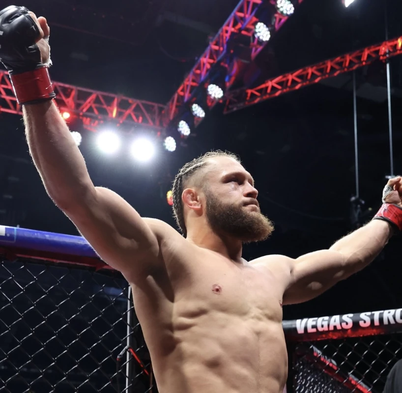 Rafael Fiziyev çilili döyüşçünü məğlub etdi! 