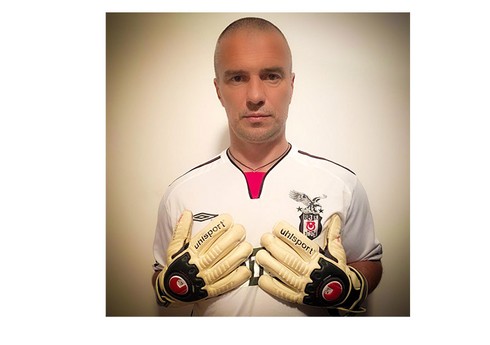 Rumıniyalı futbolçunun əlcəkləri zəlzələdən əziyyət çəkənlər üçün 500 min lirəyə satılıb