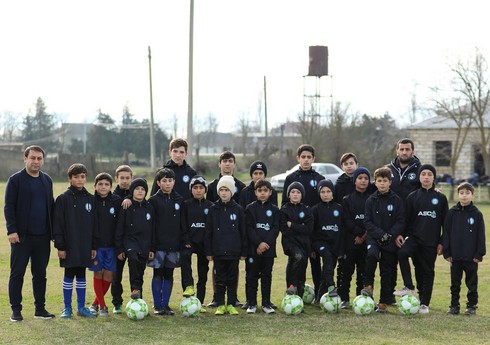 "Səbail" rəsmiləri klubun Xaçmazdakı bölməsində məşq edən uşaqlarla görüşüblər