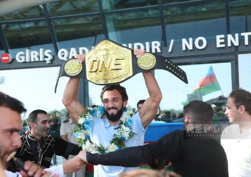 Son döyüşündə ermənini məğlub edən Çingiz Əlləzov Bakıya gəlib