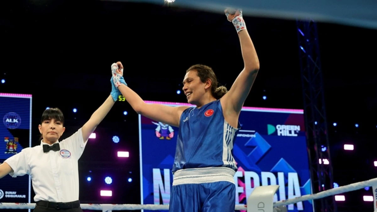 Türk boksçu döyüşdən sonra bayrağımızı öpdü - VİDEO