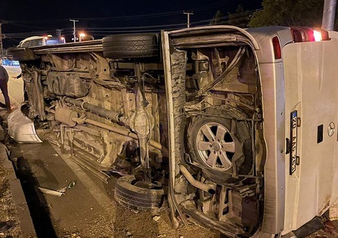 Türkiyədə futbolçuları daşıyan mikroavtobus aşıb