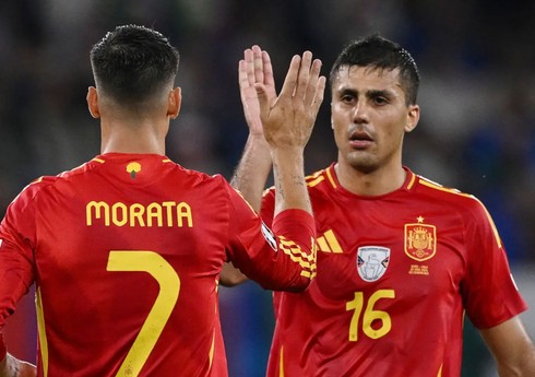 UEFA İspaniya millisinin iki üzvünü bir oyunluq cəzalandırıb
