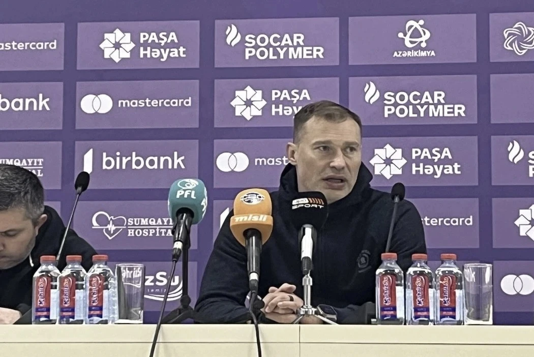 Vasili Berezutski mətbuat konfransını yarımçıq tərk etdi