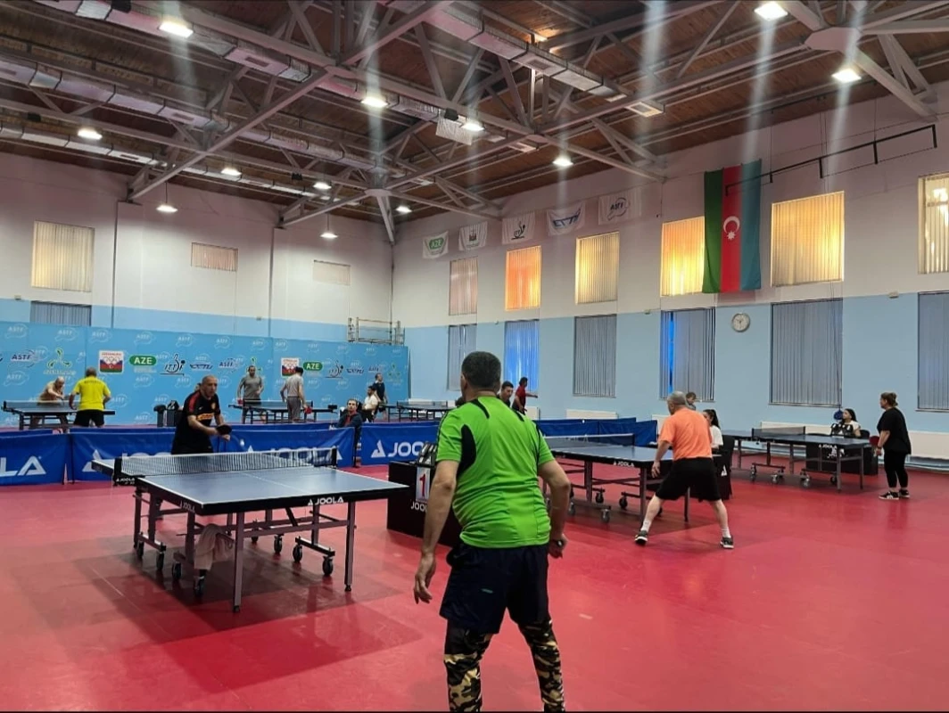 Veteran stolüstü tennisçilərin Azərbaycan çempionatı başlanıb